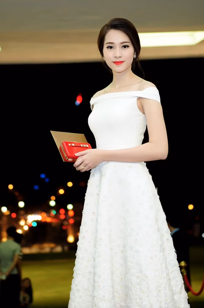 Vai trần gợi cảm là kiểu váy hoa hậu Thu Thảo yêu thích, vừa cổ điển lại mang nét hiện đại.