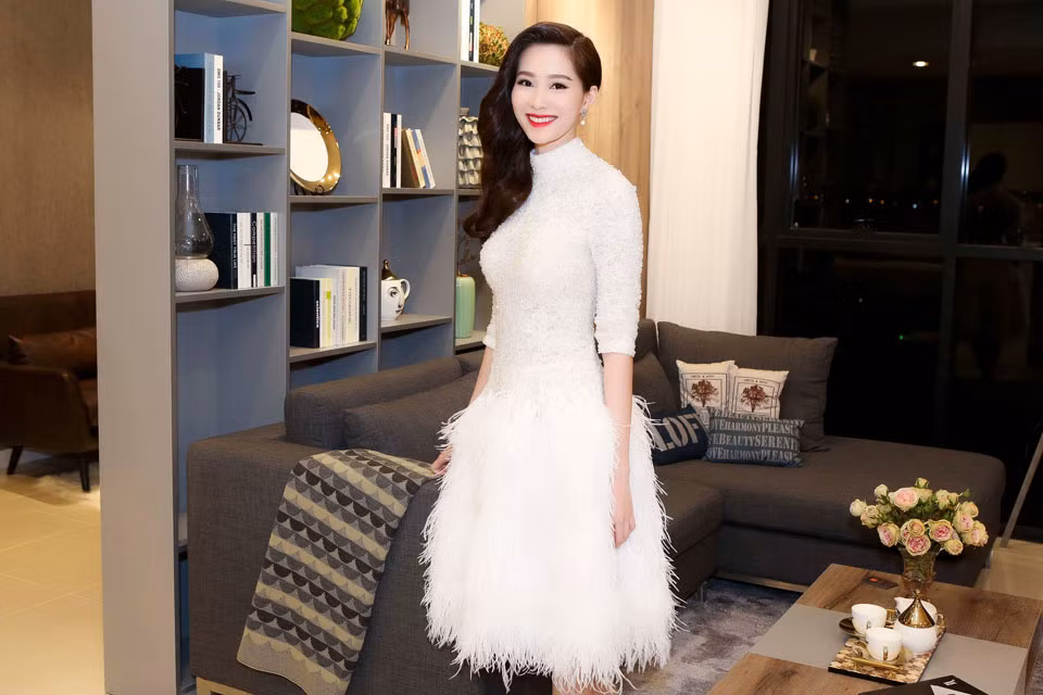 Kiểu trang phục "kín trước hở sau" được nhiều người đẹp yêu thích trong thời gian gần đây.