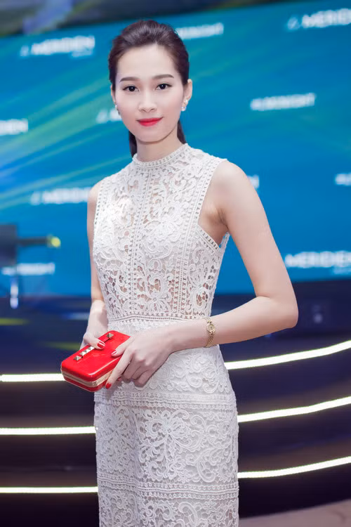 Thiết kế váy xuyên thấu tinh tế, họa tiết cắt lazer với điểm nhấn là chiếc clutch đỏ tại một sự kiện của Thu Thảo thu hút mọi ánh nhìn.