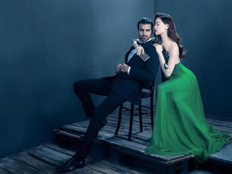 Đến với đại gia kim cương, Hà Hồ thoải mái chụp hình cùng trai lạ.