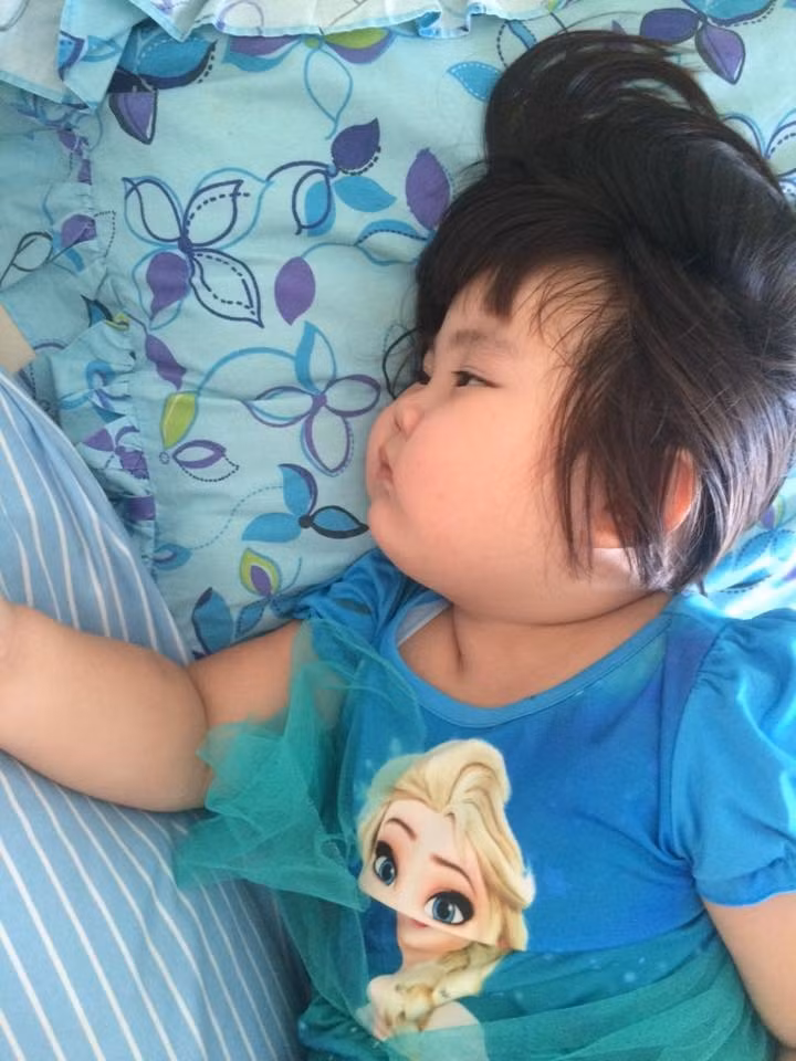 Và những lúc Chi Chi ngủ thì mặt "bánh bao" càng lộ rõ rệt.