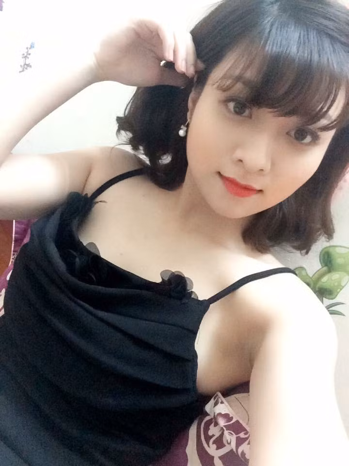 Trước đó, chia sẻ với Dân Việt về hành động của Bích, Đại úy Trương Tuấn Vinh - Đội phó đội cảnh sát Phòng cháy chữa cháy số 3 Hà Nội đánh giá đây là cách xử lý rất thông minh và linh hoạt, hiệu quả. "Nếu Bích không xử trí như vậy có thể hậu quả sẽ không biết như thế nào. Trong lúc nguy cấp, tính mạng con người là quan trọng nhất, đừng câu nệ điều gì cả" - Đại úy Vinh nói.