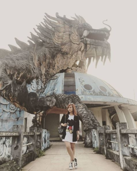 Đầu rồng nguy nga cũng chỉ còn là hoang phế. Ảnh: meomeo2612/Instagram.