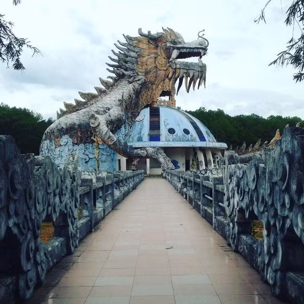 Trước đây, cái tên công viên nước Hồ Thủy Tiên không hề xuất hiện trong bất cứ chỉ dẫn du lịch nào ở Việt Nam. Thậm chí, nhiều người dân địa phương cũng không thực sự biết đến sự tồn tại của công viên giải trí này. Chỉ đến khi phóng viên tờ Huffington Post đến Huế khám phá địa danh này vào đầu năm 2016, nó mới thực sự trở thành cái tên được du khách trong và ngoài nước chú ý.