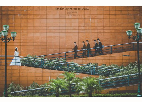 Trang phục được cặp đôi thay đổi linh hoạt trong từng bối cảnh. "Quá trình thực hiện bộ ảnh cưới khá gian nan vì thay nhiều đồ và tới các địa điểm khác nhau. Tuy nhiên, cả ekip đã rất háo hức vì bộ ảnh như một món quà ngọt ngào, ý nghĩa nhất chúc mừng hạnh phúc của cặp đôi"- Nhiếp ảnh Phan Trang (chủ nhân Nhiếp ảnh Ninh Bình Studio) tâm sự.