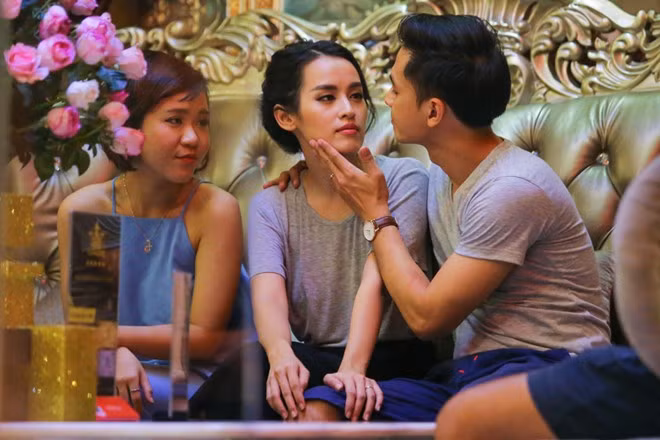 Văn Anh từng tỏ tình với vợ một cách lãng mạn: "Gặp gỡ em và yêu em như là một định mệnh đối với cuộc đời anh. Ngày hôm nay, khi đứng trên lâu đài hạnh phúc này, anh muốn nói với em rằng em sẽ là người đầu tiên và là người cuối cùng anh thề non hẹn biển, trao nhẫn cưới và hôn. Em à, hãy yêu nhau và cùng nhìn nhau già nua".