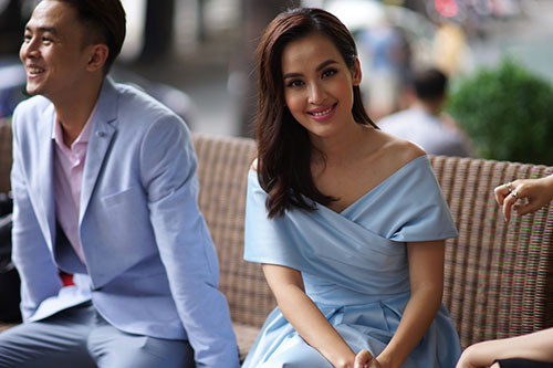 Chiều qua, trong buổi ra mắt phim Đời cho ta bao lần đôi mươi, Tú Vi gây chú ý khi diện trang phục hở vai gợi cảm nhưng vẫn thanh lịch. Cô tình cảm bên ông xã Văn Anh. Cả hai hào hứng giới thiệu "đứa con tinh thần" đầu tiên của cặp đôi sau khi kết hôn, đó chính là bộ phim mà Văn Anh làm đạo diễn, còn Tú Vi trong vai trò nhà sản xuất, kiêm diễn viên.