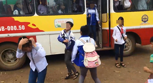 Nam sinh cap 2 danh ban nu ngat xiu gay buc xuc