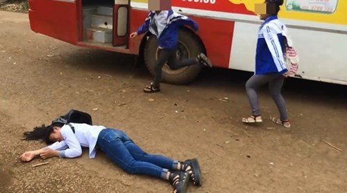 Nam sinh cap 2 danh ban nu ngat xiu gay buc xuc-Hinh-2