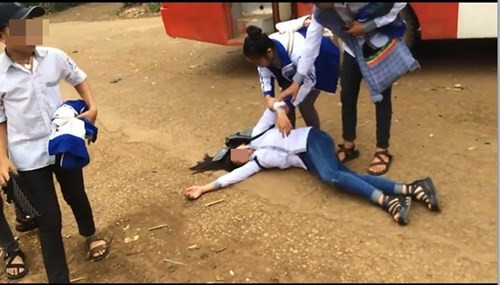 Nam sinh cap 2 danh ban nu ngat xiu gay buc xuc-Hinh-3