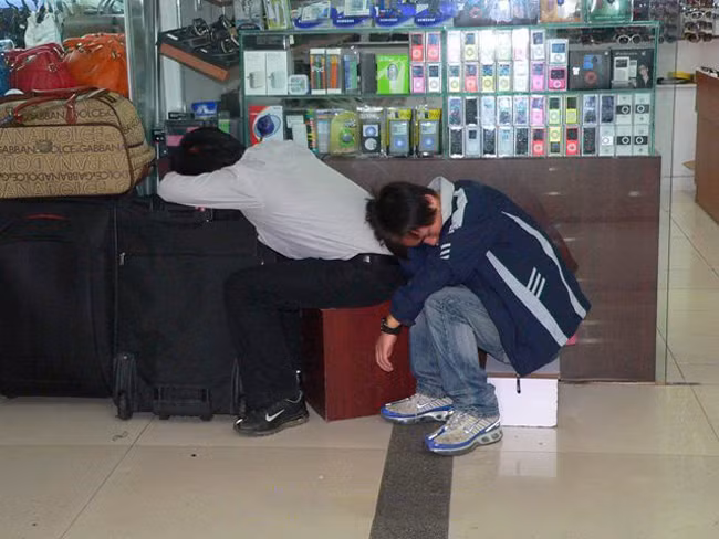 Lúc "khó khăn" phải biết nương tựa vào nhau chứ.