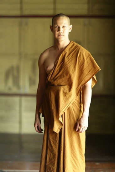 Đầu tháng 10/2015, tác phẩm bị các hiệp hội Phật giáo ở Thái phản đối dữ dội sát ngày ra rạp. Sau đó, Cục điện ảnh Thái cấm chiếu tác phẩm khiến các nhà sản xuất xin kiểm duyệt lại. Họ cắt bớt một số cảnh để phim được ra rạp với mức nhãn 18+. Cả quyết định cấm chiếu và dỡ bỏ lệnh cấm chiếu với phim đều gây xôn xao nước Thái.