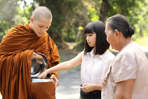 Arbat (hoặc Arpat) do đạo diễn Kanittha Kwunyoo thực hiện. Nhan đề trong tiếng Thái Lan nghĩa là "bạo lực giới tăng sư". Tác phẩm kể về một thanh niên Thái bị cha ép đi tu. Một mình sống trong chùa, nhà sư trẻ phát triển tình cảm và có quan hệ thân mật với một cô gái địa phương. Cùng lúc, những bí mật rùng rợn của ngôi chùa bắt đầu xuất hiện. Trong phim có cảnh nhà sư hôn nhau, uống rượu, dùng thuốc phiện và quan hệ tình ái với nữ giới.