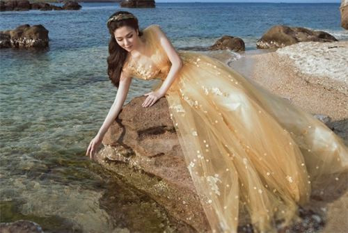 HHVN 2004, Nguyễn Thị Huyền lại quyến rũ và đầy vương giả với chiếc váy tương tự trong bộ ảnh mới nhất của cô.