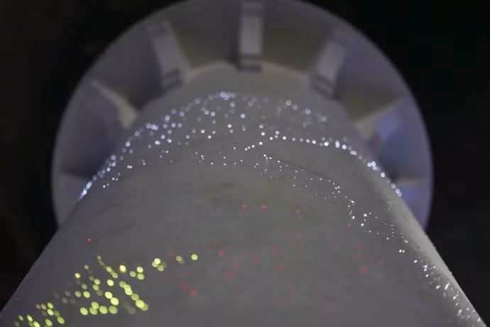 Đèn sợi quang chìm tỏa sáng lung linh trên ngọn hải đăng.