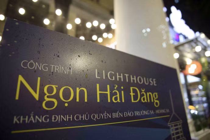 Biển công trình ngọn hải đăng khẳng định chủ quyền biển đảo Trường Sa - Hoàng Sa.