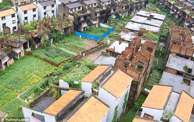 Các tòa nhà được công ty bất động sản Baojiaxing, có trụ sở tại Thâm Quyến, xây dựng năm 1992, nhưng đã bị bỏ hoang khi họ không còn tiền để tiếp tục, theo kênh truyền hình Guangdong.