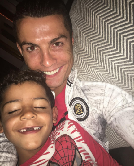 Trên Instagram, Cristiano Ronaldo khoe ảnh con trai thay răng. Anh đăng ảnh cùng dòng chú thích bằng tiếng Bồ Đào Nha.