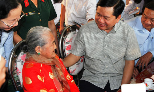 Ông Đinh La Thăng trong một lần tiếp xúc tại cơ sở. Ảnh: AGP