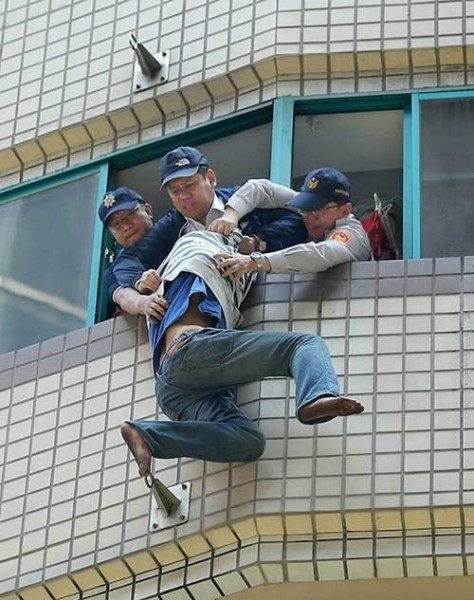 Mặc dù kế hoạch thất bại nhưng nhân viên cảnh sát đã kịp túm được Wu trước khi ông ta nhảy xuống và giải cứu an toàn.