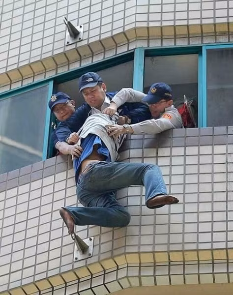 Mặc dù kế hoạch thất bại nhưng nhân viên cảnh sát đã kịp túm được Wu trước khi ông ta nhảy xuống và giải cứu an toàn.