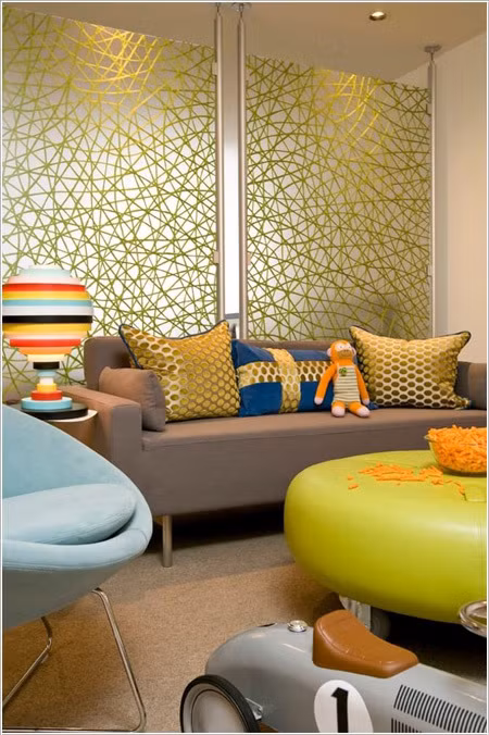 6. Sử dụng thiết kế dạng mảnh Để ngôi nhà trở nên hấp dẫn thì đừng nên bỏ qua những thiết kế dạng mảnh. Đó có thể là những bức tranh hay những tấm thảm sở hữu hình dáng và màu sắc khác nhau. Với những món đồ này thì bạn cũng sẽ dễ dàng thay đổi khi muốn thay đổi phong cách cho căn hộ của mình.