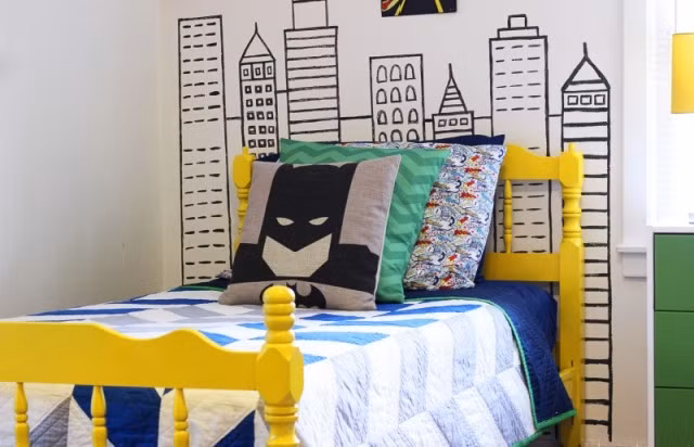 Sơn, vẽ tường. Để tạo ra một phòng ngủ siêu nhân không lấy mất quá nhiều công sức như bạn tưởng. Với kinh phí dao động trong khoảng 12 triệu đồng bạn hoàn toàn có thể mang lại món quà trong mơ cho bé yêu của mình. Đầu tiên, bạn hãy sử dụng vôi trắng để quét toàn bộ tường của căn phòng. Tường và trần nhà đều cùng một màu sẽ khiến diện tích căn phòng trông rộng hơn so với thực tế. Thay vì tìm mua những miếng giấy dán phòng khá khó kiếm được hình phù hợp, hãy nghĩ đến ý tưởng vẽ trực tiếp lên tường. 