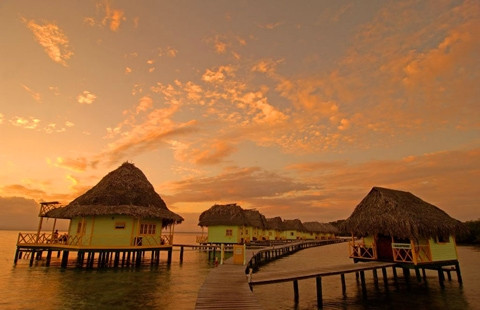 Thành phố Panama, Panama Nơi ăn nghỉ đêm với giá rẻ nhất: 13 đô Chi phí thực phẩm hàng ngày giá rẻ nhất: 8 đô. Thành phố Panama là một gợi ý lý tưởng cho một chuyến du lịch “bụi” giá rẻ tại Trung Mỹ. Thành phố mang tính quốc tế này sẽ “hớp hồn” du khách bởi những cảnh vật thiên nhiên, khu bảo tàng và những bờ biển đẹp thơ mộng. Ngoài ra, tại đây còn có nhiều khu ăn uống và mua sắm giá vô cùng "hạt dẻ".