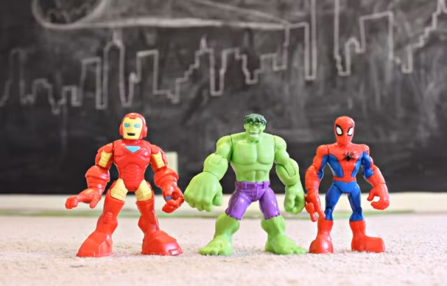 Đồ chơi yêu thích của bé. Bạn có thể xếp các khung ảnh của con lên mặt tủ cùng bộ sưu tập yêu thích của bé.