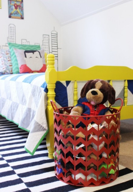 Giỏ đựng đồ. Đừng quên đặt một chiếc rổ lớn bên cạnh giường để bé bỏ quần áo bẩn vào ngay khi thay ra, tránh cho mẹ mất thời gian nhặt quần áo vương vãi khắp phòng. Giá một chiếc giỏ này chỉ từ 150 nghìn đồng.