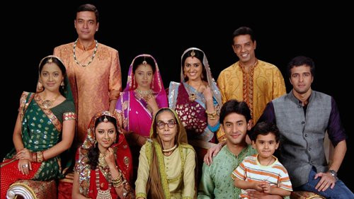 Gia đình nhà chồng Anandi có bà nội, vợ chồng người bác và bố mẹ chồng, chị chồng. Những câu chuyện xảy ra quanh cuộc sống của Anandi và mọi người tại khu làng cô sống được biên kịch phim xây dựng để đả kích nạn tảo hôn và các hủ tục cần bài trừ như việc phân biệt đối xử với phụ nữ, không cho con gái đi học... Anandi cũng nhiều lần hy sinh cho gia đình nhà chồng và Jagdish - người chồng cô lấy từ thuở nhỏ. Hơn một lần Anandi suýt chết để bảo vệ cho Jagdish.