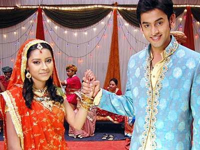 Khi đến tuổi trưởng thành, Anandi phải về nhà cha mẹ ruột để tránh chuyện nảy sinh tình cảm yêu đương với người chồng là Jagdish khi cả hai còn ở độ tuổi vị thành niên. Sau nhiều năm, cô trở lại nhà chồng. Lúc này, cả hai đều đã là nam thanh nữ tú.