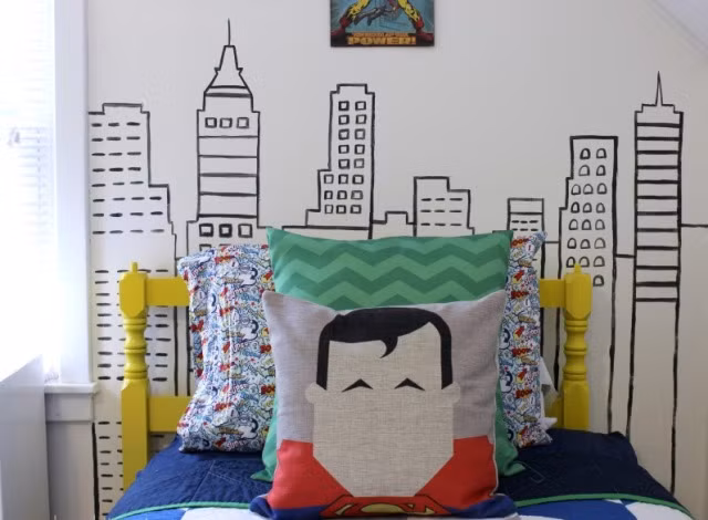 Chăn, ga, gối, đệm in hình siêu nhân. Một chiếc gối siêu nhân như trong hình có giá khoảng 150 nghìn đồng.