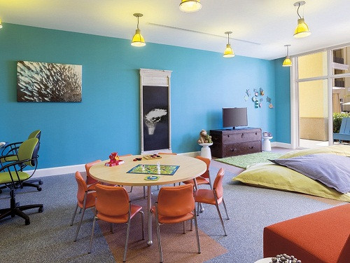 4. Luôn lên kế hoạch Để không “vung tay quá trán”, chi tiêu quá đà cho việc mua sắm các món đồ nội thất thì tốt nhất, hãy vạch cho mình một kế hoạch mua sắm cụ thể, hoàn chỉnh. Từ đó, hãy dựa trên kế hoạch này để biết mình nên và cần mua gì, số lượng bao nhiêu, giá cả như thế nào cho phù hợp với tổng kinh phí… Luôn ghi nhớ số lượng đồ và số tiền cho phép để không mua sắm vượt kế hoạch.