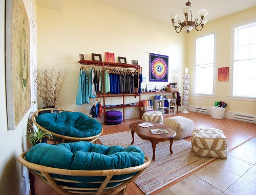 9. Cá nhân hóa Cuối cùng, một điều mà bạn tuyệt đối không thể quên để tạo nên không gian nội thất thu hút nhất, đó chính là tạo ra một không gian mang đậm dấu ấn của cá nhân mình. Nếu yêu thích thiên nhiên, hãy tạo một không gian hòa hợp với các chất liệu như gỗ, mang cây xanh vào nhà, và nếu thích thú với các gam màu nồng nhiệt, chẳng có lý do gì để từ chối việc biến ngôi nhà của mình thành một bức tranh nghệ thuật với sự phối hợp của những gam màu đa dạng…