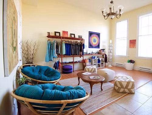 9. Cá nhân hóa Cuối cùng, một điều mà bạn tuyệt đối không thể quên để tạo nên không gian nội thất thu hút nhất, đó chính là tạo ra một không gian mang đậm dấu ấn của cá nhân mình. Nếu yêu thích thiên nhiên, hãy tạo một không gian hòa hợp với các chất liệu như gỗ, mang cây xanh vào nhà, và nếu thích thú với các gam màu nồng nhiệt, chẳng có lý do gì để từ chối việc biến ngôi nhà của mình thành một bức tranh nghệ thuật với sự phối hợp của những gam màu đa dạng…