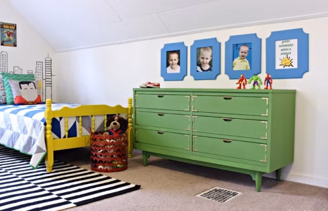 Chiếc tủ đựng quần áo cũng được sơn xanh lá cây cho đồng màu với tủ đầu giường. Giá từ 2,5 triệu đồng.