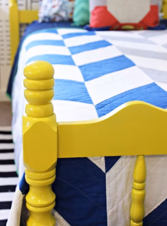 Giường. Một chiếc giường đơn sẽ có giá từ 3 triệu đồng. Nếu nhà bạn có hai bé nhưng bạn muốn có thêm diện tích chơi trong phòng, bạn có thể mua giường đôi bằng gỗ hoặc sắt, giá cũng chỉ khoảng 4 triệu với giường sắt và từ 5 triệu trở lên với giường gỗ, tùy thuộc vào loại gỗ và nhà sản xuất mà bạn chọn.