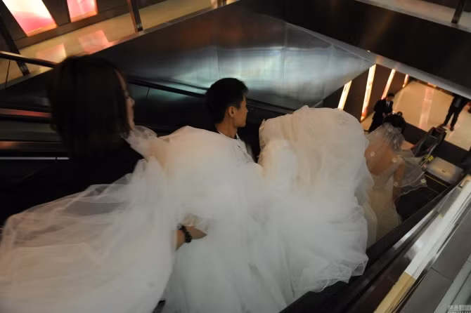 Theo Sina, chiếc váy cưới trắng tinh khôi được một người mẫu xinh đẹp, dáng chuẩn mặc trên người gây chú ý chứ không phải là cô dâu thật. Hơn nữa, chiếc váy cưới này còn được may hoàn toàn thủ công, cực kỳ tinh xảo, tất cả những chi tiết đều được đính bằng tay, trên thân váy dát nhiều đá quý. Cô gái nào cũng mong muốn được một lần khoác lên mình chiếc váy cưới “mỹ lệ” ấy.