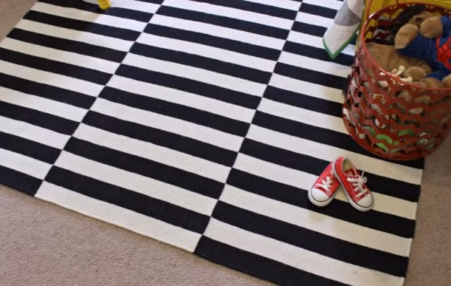 Thảm trải phòng. Tấm thảm trải phòng giúp giữ ấm căn phòng vào mùa đông, đồng thời cũng để các cậu bé không tha bụi bẩn lên giường ngủ. Thảm giá rẻ thường hỏng rất nhanh sau vài lần giặt và xổ lông, không tốt cho sức khỏe của trẻ.