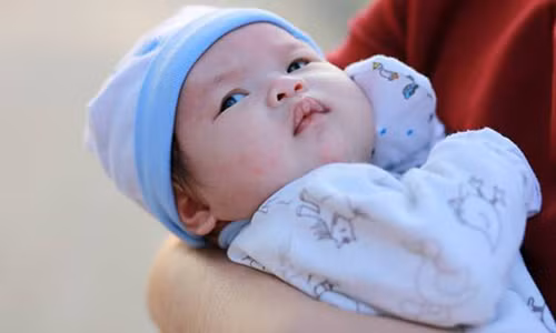 Doan tinh cach con tre qua cac bo phan tren khuon mat