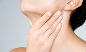 Khi uống hoặc ăn, các đối tượng sau cần chú ý giảm lượng tiêu thụ hoặc hạn chế không dùng nha đam: Người bệnh suy tuyến giáp: dùng nha đam có khả năng làm giảm thêm hormone giáp, gây giảm đáp ứng điều trị và tăng nặng triệu chứng suy giáp.