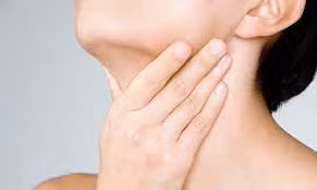 Khi uống hoặc ăn, các đối tượng sau cần chú ý giảm lượng tiêu thụ hoặc hạn chế không dùng nha đam: Người bệnh suy tuyến giáp: dùng nha đam có khả năng làm giảm thêm hormone giáp, gây giảm đáp ứng điều trị và tăng nặng triệu chứng suy giáp.