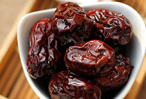 Táo tàu. Táo tàu với tiền vitamin A và E cao có khả năng hấp thụ các gốc tự do mạnh và bảo vệ tế bào rất tốt. Chất xơ được phân bổ hài hòa giữa chất xơ hòa tan (40-50%) và không hòa tan (50-60%).