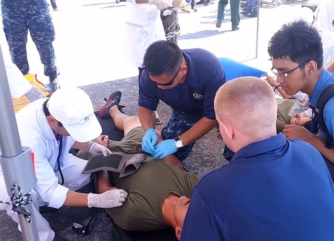 Các lực lượng chức năng tiến hành sơ cứu nạn nhân. Ảnh: Đoàn Nguyên.