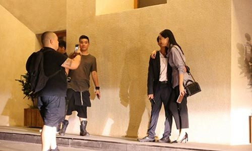 Họ có những hành động thân mật khiến dư luận không khỏi thích thú.