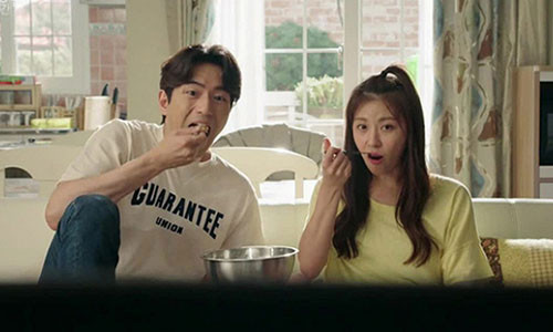 Dang sau thoi quen quen tat ti vi cua chong la mot bi mat khung khiep