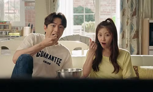 Dang sau thoi quen quen tat ti vi cua chong la mot bi mat khung khiep