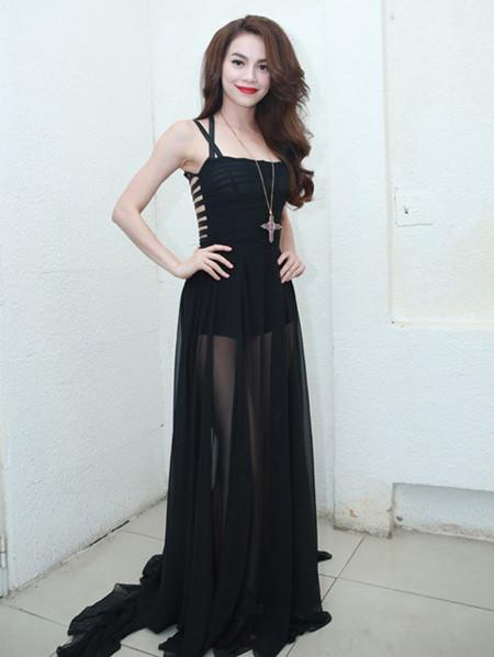 Chưa bao giờ ăn mặc theo kiểu ngẫu hứng, dù là trên sàn diễn hay đời thường, khoác đồ gì lên người luôn được Hồ Ngọc Hà tính toán và lên kế hoạch chi tiết theo từng năm.