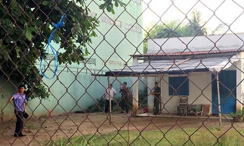 Lực lượng chức năng khám nghiệm hiện trường nơi xảy ra vụ việc. Ảnh: Lê Trai.